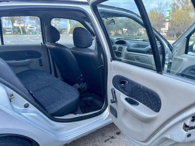 Серый Рено Clio Symbol, объемом двигателя 1.4 л и пробегом 175 тыс. км за 3950 $, фото 12 на Automoto.ua