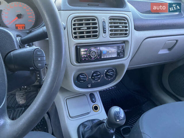 Серый Рено Clio Symbol, объемом двигателя 1.39 л и пробегом 280 тыс. км за 2550 $, фото 10 на Automoto.ua