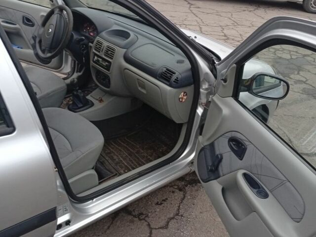 Серый Рено Clio Symbol, объемом двигателя 1.4 л и пробегом 220 тыс. км за 3700 $, фото 5 на Automoto.ua