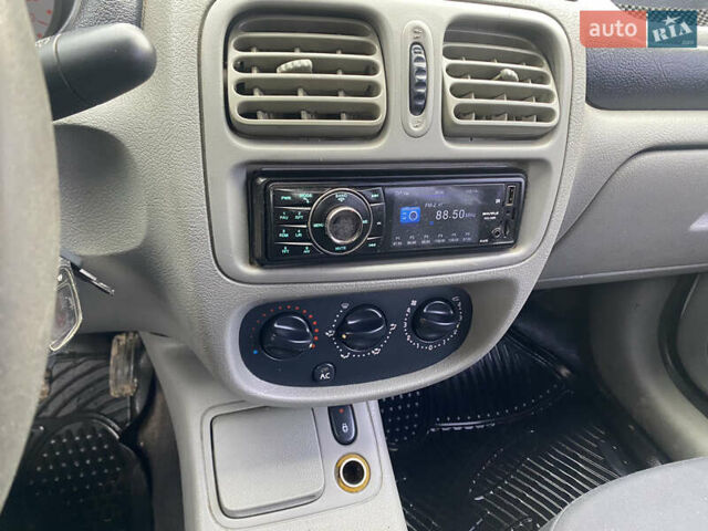 Серый Рено Clio Symbol, объемом двигателя 1.39 л и пробегом 280 тыс. км за 2550 $, фото 13 на Automoto.ua