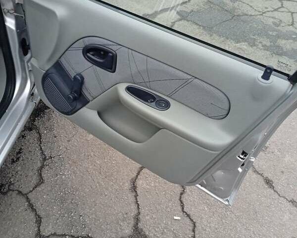 Серый Рено Clio Symbol, объемом двигателя 1.4 л и пробегом 220 тыс. км за 3700 $, фото 5 на Automoto.ua