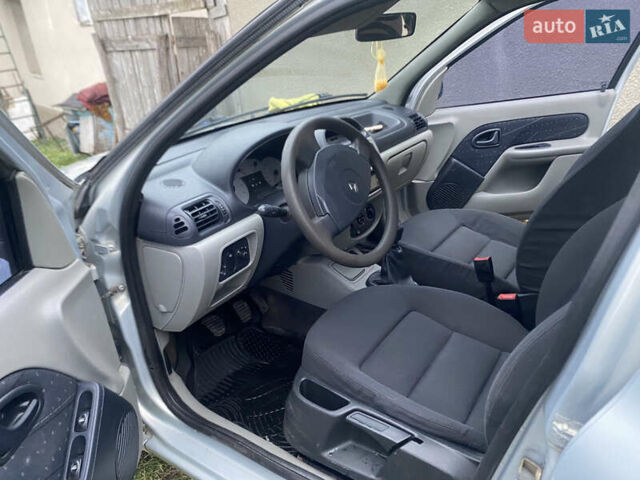 Серый Рено Clio Symbol, объемом двигателя 1.39 л и пробегом 280 тыс. км за 2650 $, фото 11 на Automoto.ua