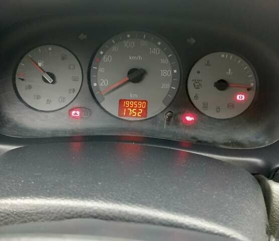 Серый Рено Clio Symbol, объемом двигателя 1.39 л и пробегом 199 тыс. км за 3200 $, фото 1 на Automoto.ua