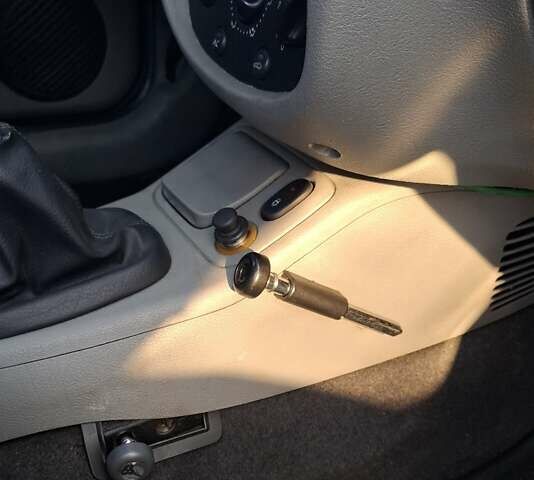 Серый Рено Clio Symbol, объемом двигателя 1.39 л и пробегом 148 тыс. км за 3500 $, фото 33 на Automoto.ua