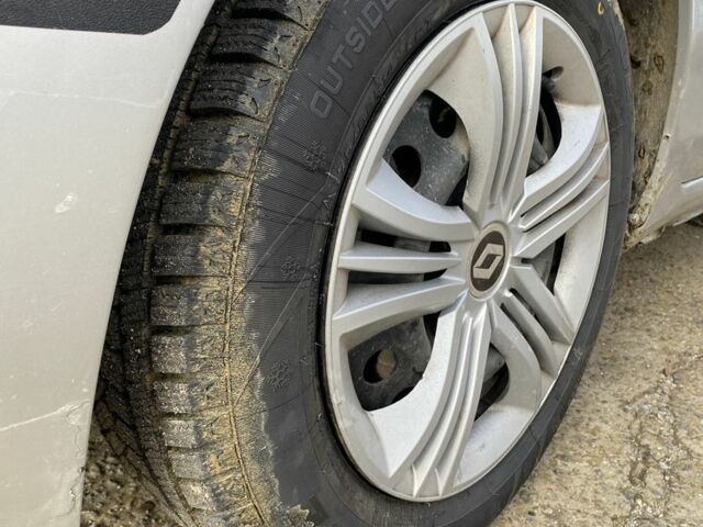 Серый Рено Clio Symbol, объемом двигателя 1.4 л и пробегом 130 тыс. км за 4300 $, фото 7 на Automoto.ua