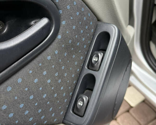 Сірий Рено Clio Symbol, об'ємом двигуна 1.4 л та пробігом 207 тис. км за 3250 $, фото 11 на Automoto.ua