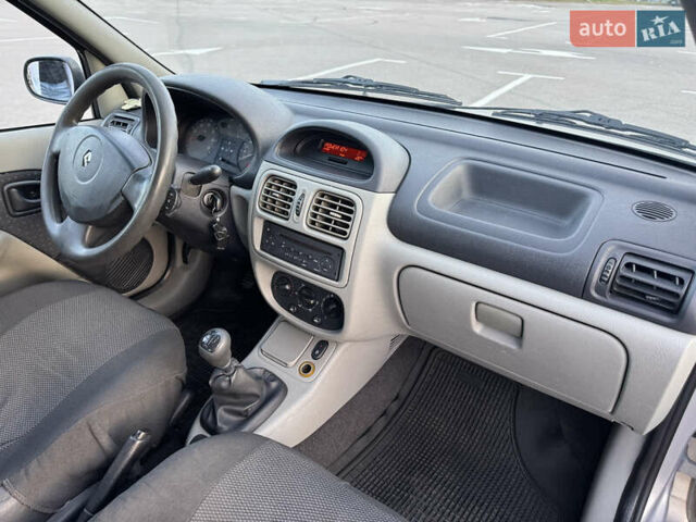 Серый Рено Clio Symbol, объемом двигателя 1.39 л и пробегом 277 тыс. км за 2650 $, фото 9 на Automoto.ua
