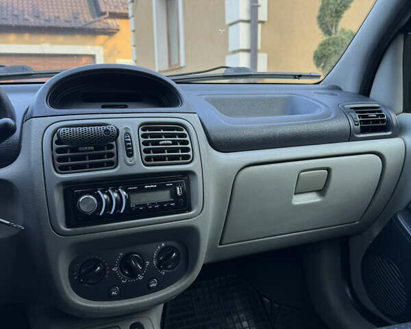 Серый Рено Clio Symbol, объемом двигателя 1.4 л и пробегом 207 тыс. км за 3250 $, фото 24 на Automoto.ua
