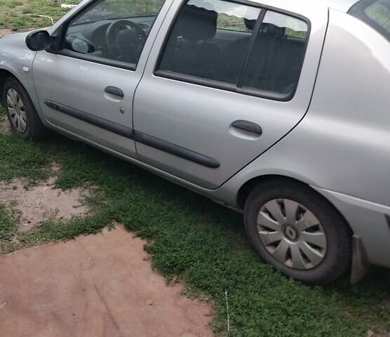 Серый Рено Clio Symbol, объемом двигателя 1.39 л и пробегом 199 тыс. км за 3200 $, фото 2 на Automoto.ua