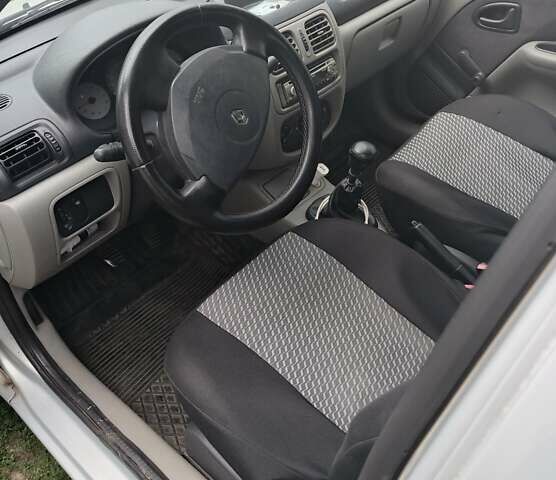 Серый Рено Clio Symbol, объемом двигателя 1.39 л и пробегом 199 тыс. км за 3200 $, фото 4 на Automoto.ua