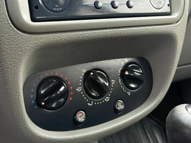 Серый Рено Clio Symbol, объемом двигателя 1.4 л и пробегом 244 тыс. км за 2750 $, фото 15 на Automoto.ua