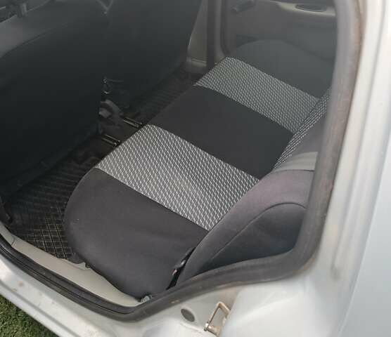 Серый Рено Clio Symbol, объемом двигателя 1.39 л и пробегом 199 тыс. км за 3200 $, фото 3 на Automoto.ua