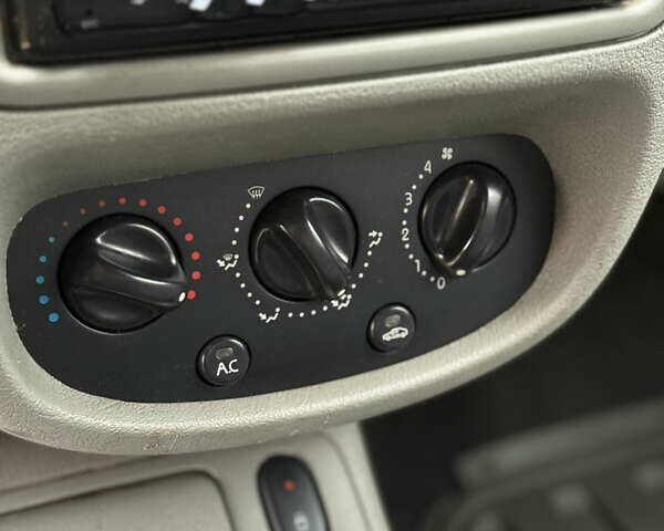 Сірий Рено Clio Symbol, об'ємом двигуна 1.4 л та пробігом 207 тис. км за 3250 $, фото 15 на Automoto.ua