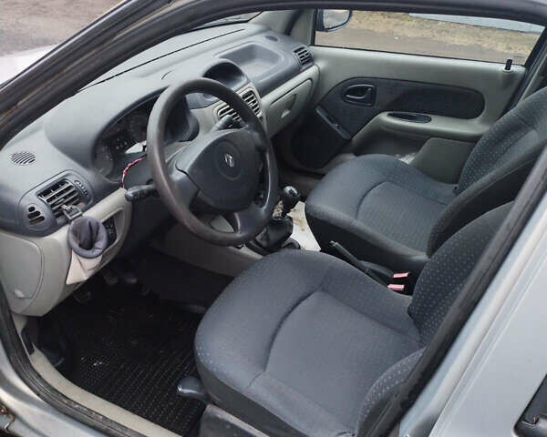 Серый Рено Clio Symbol, объемом двигателя 1.39 л и пробегом 250 тыс. км за 2950 $, фото 8 на Automoto.ua