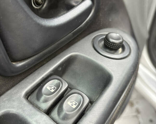 Сірий Рено Clio Symbol, об'ємом двигуна 1.39 л та пробігом 267 тис. км за 2950 $, фото 23 на Automoto.ua