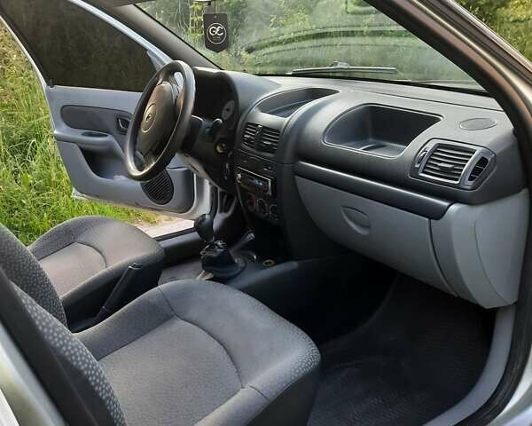 Серый Рено Clio Symbol, объемом двигателя 1.39 л и пробегом 220 тыс. км за 2450 $, фото 13 на Automoto.ua