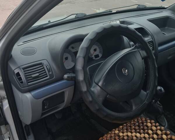 Серый Рено Clio Symbol, объемом двигателя 1.4 л и пробегом 195 тыс. км за 3000 $, фото 4 на Automoto.ua