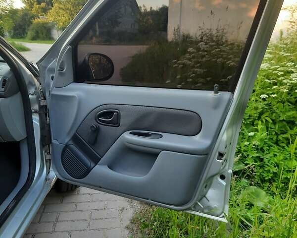 Серый Рено Clio Symbol, объемом двигателя 1.39 л и пробегом 220 тыс. км за 2450 $, фото 14 на Automoto.ua