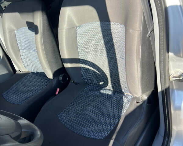 Серый Рено Clio Symbol, объемом двигателя 1.39 л и пробегом 170 тыс. км за 4100 $, фото 8 на Automoto.ua