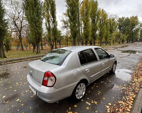 Серый Рено Clio Symbol, объемом двигателя 1.39 л и пробегом 207 тыс. км за 3450 $, фото 3 на Automoto.ua