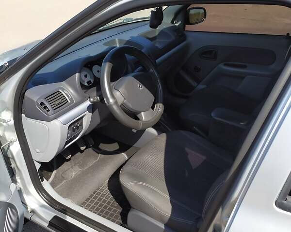 Серый Рено Clio Symbol, объемом двигателя 1.4 л и пробегом 125 тыс. км за 4000 $, фото 7 на Automoto.ua