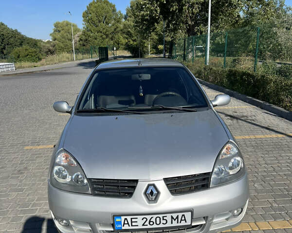 Серый Рено Clio Symbol, объемом двигателя 1.39 л и пробегом 170 тыс. км за 4100 $, фото 1 на Automoto.ua