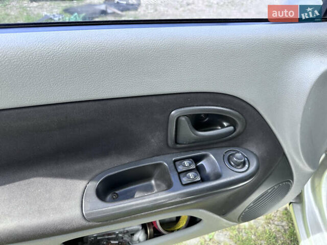 Серый Рено Clio Symbol, объемом двигателя 1.39 л и пробегом 240 тыс. км за 3500 $, фото 20 на Automoto.ua