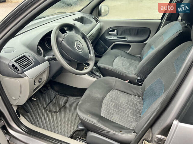 Серый Рено Clio Symbol, объемом двигателя 1.39 л и пробегом 263 тыс. км за 2900 $, фото 10 на Automoto.ua