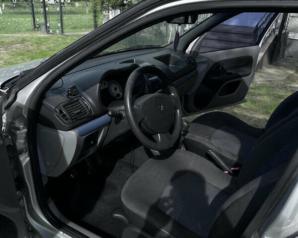 Серый Рено Clio Symbol, объемом двигателя 1.39 л и пробегом 240 тыс. км за 3500 $, фото 24 на Automoto.ua