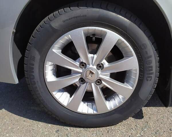 Серый Рено Clio Symbol, объемом двигателя 1.4 л и пробегом 125 тыс. км за 4000 $, фото 5 на Automoto.ua