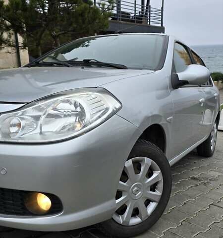 Серый Рено Clio Symbol, объемом двигателя 1.39 л и пробегом 169 тыс. км за 4718 $, фото 2 на Automoto.ua