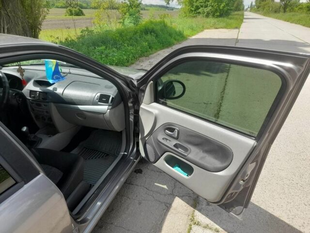 Серый Рено Clio Symbol, объемом двигателя 1.4 л и пробегом 218 тыс. км за 4550 $, фото 11 на Automoto.ua