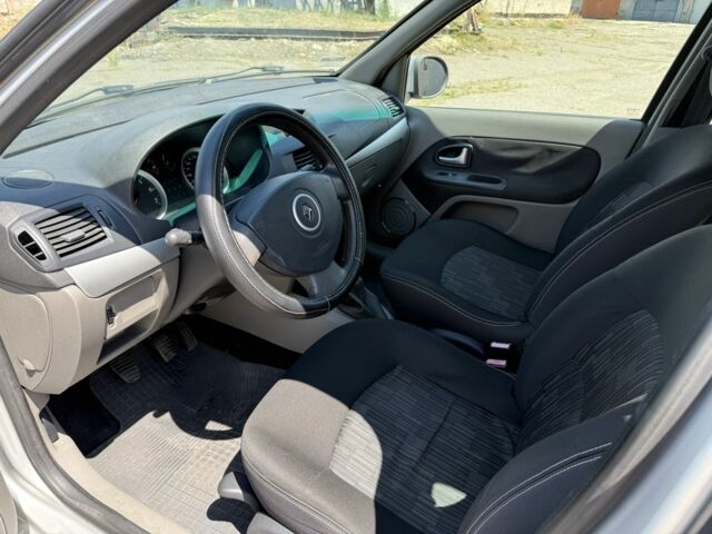 Серый Рено Clio Symbol, объемом двигателя 1.4 л и пробегом 175 тыс. км за 3800 $, фото 4 на Automoto.ua