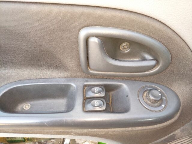 Синий Рено Clio Symbol, объемом двигателя 1.4 л и пробегом 280 тыс. км за 2500 $, фото 7 на Automoto.ua