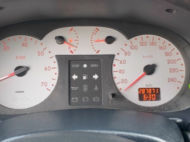 Рено Clio Symbol 2001 в Павлограде на Automoto.ua Синий Рено Clio Symbol, объемом двигателя 1.4 л и пробегом 280 тыс. км за 1838 $, фото 11 на Automoto.ua