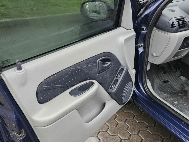 Синий Рено Clio Symbol, объемом двигателя 1.4 л и пробегом 214 тыс. км за 3800 $, фото 4 на Automoto.ua