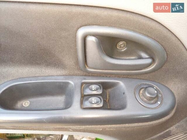 Синий Рено Clio Symbol, объемом двигателя 1.4 л и пробегом 280 тыс. км за 2500 $, фото 6 на Automoto.ua