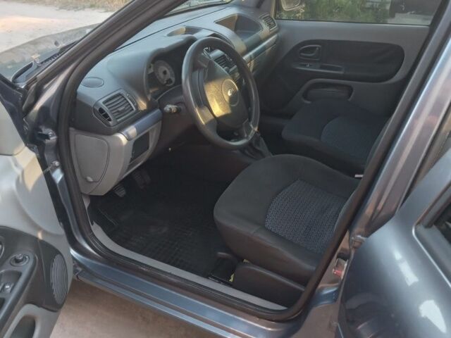 Синий Рено Clio Symbol, объемом двигателя 1.4 л и пробегом 200 тыс. км за 3500 $, фото 4 на Automoto.ua