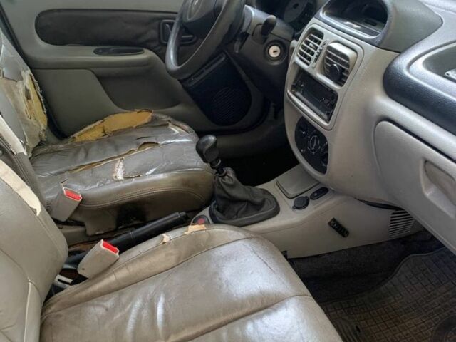 Зеленый Рено Clio Symbol, объемом двигателя 1.4 л и пробегом 460 тыс. км за 1650 $, фото 7 на Automoto.ua