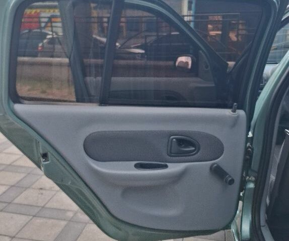 Зеленый Рено Clio Symbol, объемом двигателя 1.4 л и пробегом 165 тыс. км за 4000 $, фото 7 на Automoto.ua