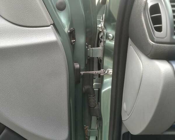 Зеленый Рено Clio Symbol, объемом двигателя 1.4 л и пробегом 267 тыс. км за 2200 $, фото 65 на Automoto.ua