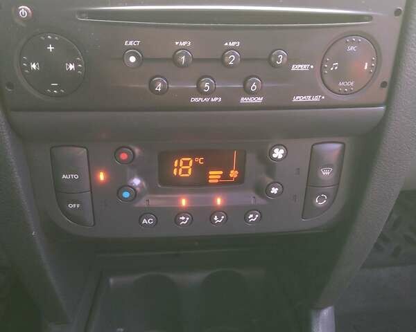 Зеленый Рено Clio Symbol, объемом двигателя 1.4 л и пробегом 267 тыс. км за 2200 $, фото 77 на Automoto.ua