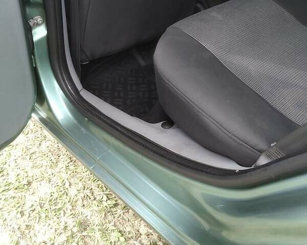 Зеленый Рено Clio Symbol, объемом двигателя 1.4 л и пробегом 267 тыс. км за 2200 $, фото 59 на Automoto.ua