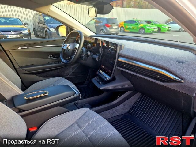 Белый Рено Megane E-Tech, объемом двигателя 0 л и пробегом 26 тыс. км за 24000 $, фото 6 на Automoto.ua