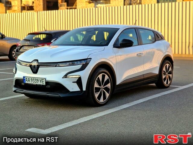 Белый Рено Megane E-Tech, объемом двигателя 0 л и пробегом 26 тыс. км за 24000 $, фото 1 на Automoto.ua