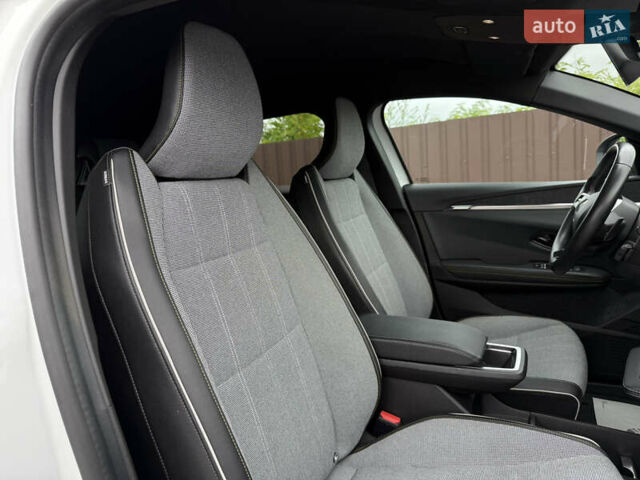 Белый Рено Megane E-Tech, объемом двигателя 0 л и пробегом 110 тыс. км за 19500 $, фото 43 на Automoto.ua