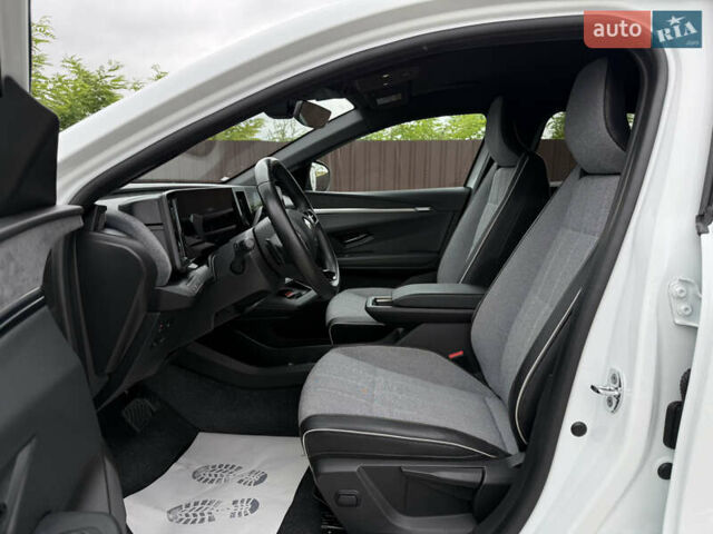 Белый Рено Megane E-Tech, объемом двигателя 0 л и пробегом 110 тыс. км за 19500 $, фото 21 на Automoto.ua