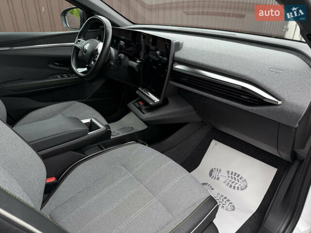 Белый Рено Megane E-Tech, объемом двигателя 0 л и пробегом 110 тыс. км за 19500 $, фото 40 на Automoto.ua