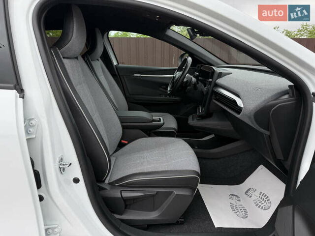 Белый Рено Megane E-Tech, объемом двигателя 0 л и пробегом 110 тыс. км за 19500 $, фото 41 на Automoto.ua
