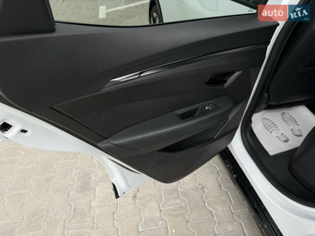 Белый Рено Megane E-Tech, объемом двигателя 0 л и пробегом 110 тыс. км за 19500 $, фото 33 на Automoto.ua